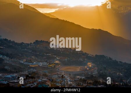 Sunrise over the Mountains, landschaftlich reizvolle Landschaft der Stadt Tawang, liegt am Fuße des Himalaya in Arunachal Pradesh, Nordostindien. Stockfoto