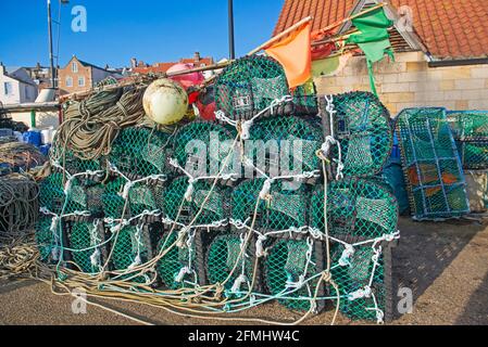 Hummertöpfe stapelten sich in einem Stapel auf einem Hafen Kai des Fischerhafens Stockfoto