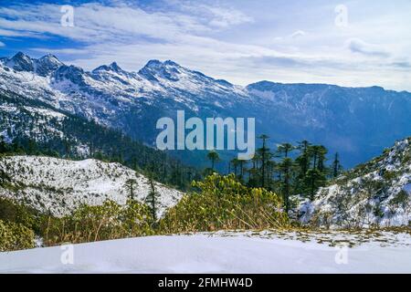 Schneebedeckte Berge. Atemberaubende Aussicht auf die schneebedeckte Berglandschaft während der Kedarkantha Winterwanderung in Uttarkashi, Uttarakhand (Indien). Trek im Dezember. Stockfoto