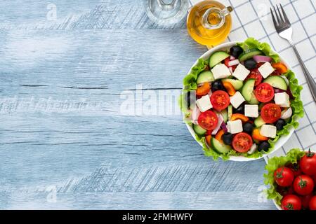 Griechischer Salat oder Horiatiki-Salat aus Tomaten, Gurken, Zwiebeln, Feta-Käse, Paprika-Scheiben, Oliven und mit Olivenöl gekleidet. Hea Stockfoto