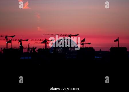 Berlin, Deutschland. Mai 2021. Am frühen Morgen wird der Himmel hinter dem Reichstagsgebäude rosa. Quelle: Fabian Sommer/dpa/Alamy Live News Stockfoto