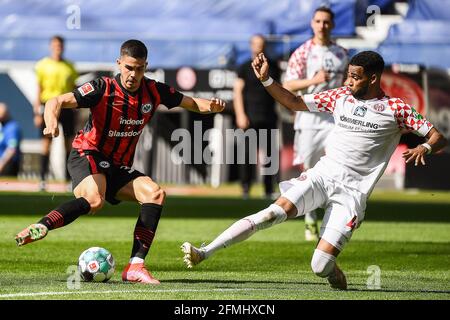 Frankfurt, Deutschland. Mai 2021. Jeremiah St. Juste (R) aus Mainz verteidigt Andre Silva aus Frankfurt bei einem Bundesliga-Spiel zwischen Eintracht Frankfurt und FSV Mainz 05 in Frankfurt am 9. Mai 2021. Das Spiel endete mit 1:1. Quelle: Xinhua/Alamy Live News Stockfoto