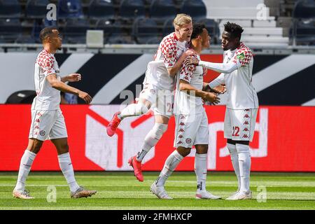 Frankfurt, Deutschland. Mai 2021. Karim Onisiwo (2. R) aus Mainz feiert seinen Torreigen mit Teamkollegen während eines Bundesliga-Spiels zwischen Eintracht Frankfurt und FSV Mainz 05 in Frankfurt am 9. Mai 2021. Das Spiel endete mit 1:1. Quelle: Xinhua/Alamy Live News Stockfoto