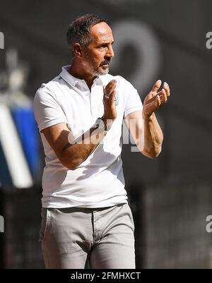 Frankfurt, Deutschland. Mai 2021. Cheftrainer Adi Huetter aus Frankfurt reagiert während eines Bundesliga-Spiels zwischen Eintracht Frankfurt und FSV Mainz 05 am 9. Mai 2021 in Frankfurt. Das Spiel endete mit 1:1. Quelle: Xinhua/Alamy Live News Stockfoto