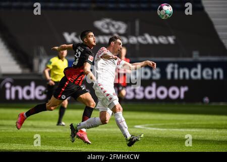 Frankfurt, Deutschland. Mai 2021. Andre Silva (L) aus Frankfurt spielt mit Dominik Kohr aus Mainz während eines Bundesliga-Spiels zwischen Eintracht Frankfurt und FSV Mainz 05 in Frankfurt am 9. Mai 2021. Das Spiel endete mit 1:1. Quelle: Xinhua/Alamy Live News Stockfoto