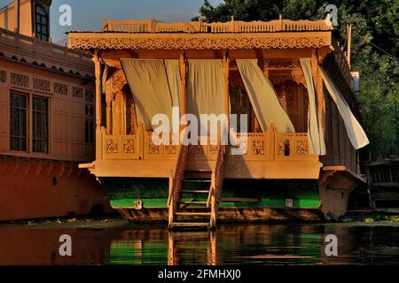 Traditionelles Hausboot, Nigeen Lake, Srinagar, Jammu und Kashmir, Indien Stockfoto