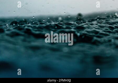 Tröpfchen Treffen Auf Die Wasseroberfläche Ocean Sea Rain Drops Stockfoto