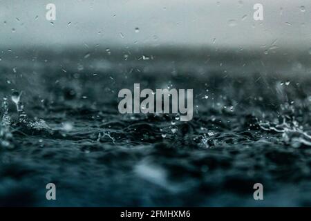 Tröpfchen Treffen Auf Die Wasseroberfläche Ocean Sea Rain Drops Stockfoto