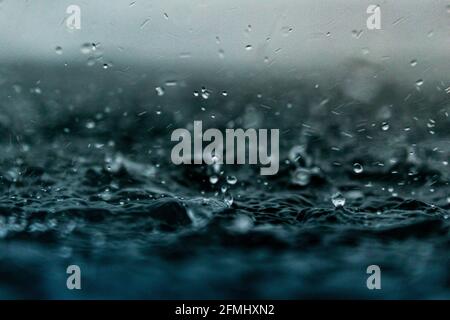 Tröpfchen Treffen Auf Die Wasseroberfläche Ocean Sea Rain Drops Stockfoto