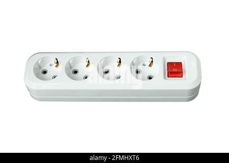 Dies ist ein elektrischer Splitter für vier Steckdosen mit einem Netzschalter. Isoliert auf weißem Hintergrund. Weißer Überspannungsschutz mit roter Taste. Stockfoto