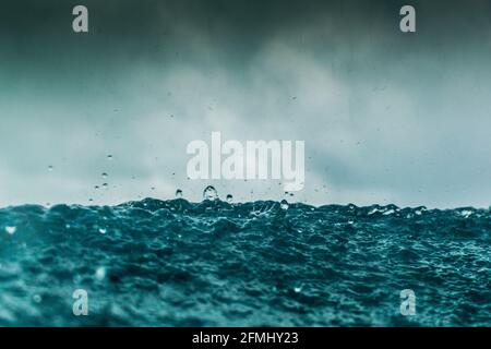 Tröpfchen Treffen Auf Die Wasseroberfläche Ocean Sea Rain Drops Stockfoto