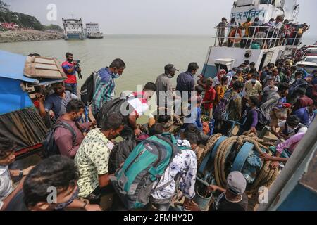 Die Menschen in Bangladesch versuchen, an Bord einer überfüllten Fähre zu gehen, um ihre Dorfhäuser für das Eid al-Fitr-Festival in Paturiya, Manikganj, am Stadtrand von Dhaka, Bangladesch, am 9. Mai 2021 zu besuchen. Im Vorfeld des muslimischen Eid al-Fitr-Festivals herrschte nun aus den Städten und Städten Bangladeschs ein verrückter Ansturm auf Eid-Heimgänger, obwohl die Regierung alle aufforderte, an ihren derzeitigen Orten zu bleiben, um die Ausbreitung des COVID-19 zu begrenzen. Foto von Suvra Kanti das/ABACAPRESS.COM Stockfoto