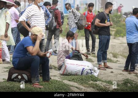 Die Menschen in Bangladesch warten darauf, an Bord einer Fähre zu gehen, um ihre Dorfhäuser für das Eid al-Fitr-Festival in Paturiya, Manikganj, am Stadtrand von Dhaka, Bangladesch, zu besuchen, 9. Mai 2021. Im Vorfeld des muslimischen Eid al-Fitr-Festivals herrschte nun aus den Städten und Städten Bangladeschs ein verrückter Ansturm auf Eid-Heimgänger, obwohl die Regierung alle aufforderte, an ihren derzeitigen Orten zu bleiben, um die Ausbreitung des COVID-19 zu begrenzen. Foto von Suvra Kanti das/ABACAPRESS.COM Stockfoto