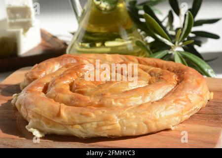 Griechischer Spanakopita oder Spiralkuchen aus Phyllo-Teig, Spinat. Traditionelle Feta-Käse-Phyllo-Pastete. Stockfoto