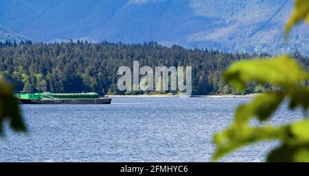 Trash Ship auf False Creek mit stanley Park dahinter - Vancouver Kanada Stockfoto