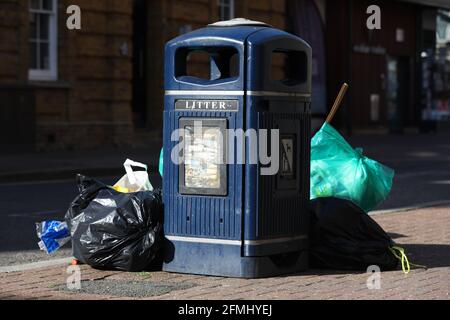 Überfüllte öffentliche Mülltonnen auf den Straßen von London, Großbritannien. Stockfoto
