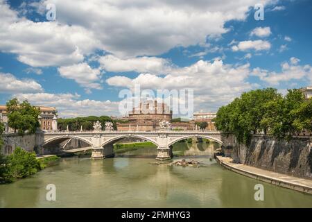 Engelsburg und Brücke über den Tiber in Rom Stockfoto