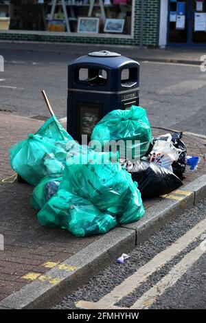 Überfüllte öffentliche Mülltonnen auf den Straßen von London, Großbritannien. Stockfoto