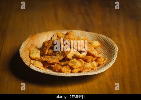 Indische Snacks auf Betel Palmblattplatte Stockfoto