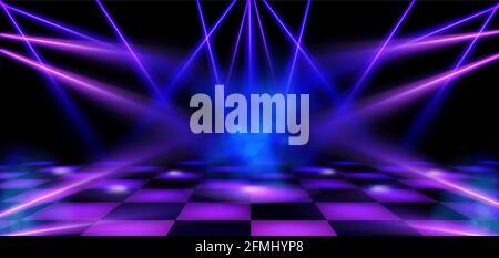 Tanzfläche, Bühne mit blauen und pinken Scheinwerfern. Leere Szene mit Lichtflecken auf kariertem Boden. Vektor realistische Darstellung von Theater oder Club mit Farbstrahlen von Lampen und Rauch Stock Vektor