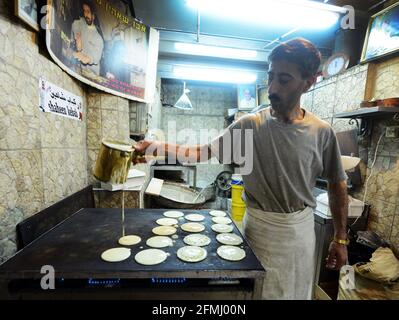 Ein Mann aus Palästina, der Atayef (Qatayef) zubereitet - EIN traditionelles Dessert Beliebt während des heiligen Monats Ramadan und besonders während Eid Al Fitr Urlaub Stockfoto