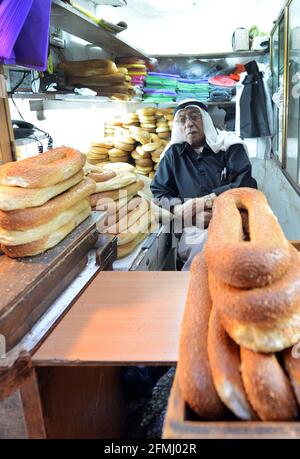 Ein Palästinenser, der Ka'ak-Brot aus seinem kleinen Laden im muslimischen Qt. In der Altstadt von Jerusalem verkauft. Stockfoto