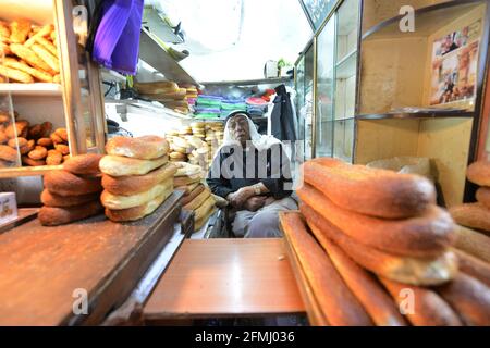 Ein Palästinenser, der Ka'ak-Brot aus seinem kleinen Laden im muslimischen Qt. In der Altstadt von Jerusalem verkauft. Stockfoto