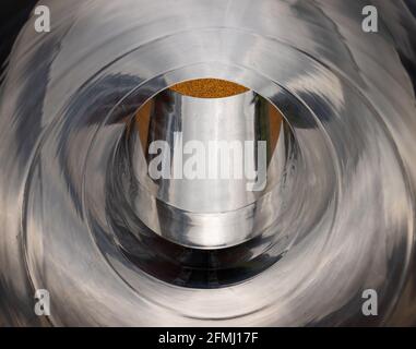 Blick nach unten ein Edelstahl-Tunnel. In einem neuen Kinderspielplatz gefunden. Stockfoto