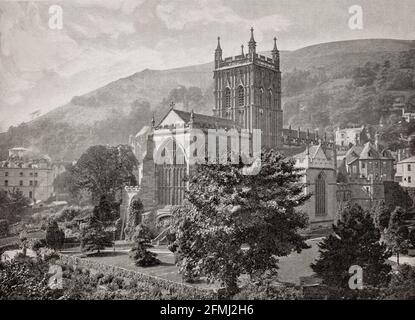 Ein Blick aus dem späten 19. Jahrhundert auf das Priory Great Malvern in Malvern, Worcestershire, England, das früher ein Benediktinerkloster war und heute eine anglikanische Pfarrkirche ist. Das heutige Gebäude stammt aus dem Jahr 1085, mit hauptsächlich Struktur aus dem 15. Jahrhundert, Boden und Wandfliesen. Erweiterungen der ursprünglichen normannischen Architektur Kirche begann um 1440 in der senkrechten Stil und die Arbeit dauerte bis 1502. Im Jahr 1860 wurden umfangreiche Restaurierungsarbeiten von Sir George Gilbert Scott durchgeführt. Stockfoto