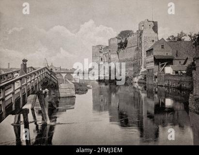 Blick auf das Newark Castle und die Brücke über den Fluss Trent in Newark-on-Trent in Nottinghamshire aus dem späten 19. Jahrhundert. Ursprünglich ein Holzschloss, wurde es in der Mitte des 12. Jahrhunderts von Alexander, Bischof von Lincoln gegründet und gegen Ende des Jahrhunderts in Stein umgebaut. Im 17. Jahrhundert nach dem englischen Bürgerkrieg abgebaut, wurde die Burg im 19. Jahrhundert restauriert, zuerst von Anthony Salvin in den 1840er Jahren und dann von der Gesellschaft von Newark, der den Standort 1889 kaufte. Stockfoto