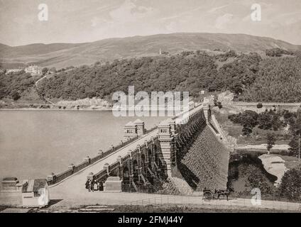 Ein Blick aus dem späten 19. Jahrhundert auf den neu erbauten Lake Vyrnwy, einem Stausee in Powys, Wales, der in den 1880er Jahren für die Liverpool Corporation Waterworks zur Versorgung von Liverpool mit frischem Wasser erbaut wurde. Es überflutete den Kopf des Vyrnwy-Tals und untertauchte das Dorf Llanwddyn. Stockfoto