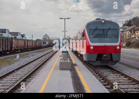 Alter gegen neuen Personenzug, der auf einer Plattform steht. Konzept der Modernisierung von Schienenfahrzeugen. Stockfoto