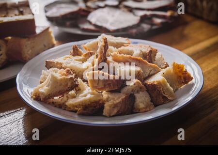 Brotscheiben oder Brotscheiben, die um Schinken gewickelt sind, Reste von der osterfeier Stockfoto