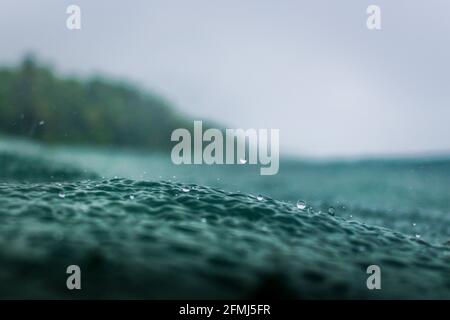 Tröpfchen Treffen Auf Die Wasseroberfläche Ocean Sea Rain Drops Stockfoto