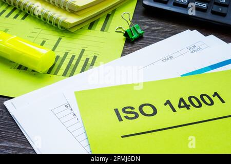 Stapel von Papieren über ISO 14001 im Büro. Stockfoto