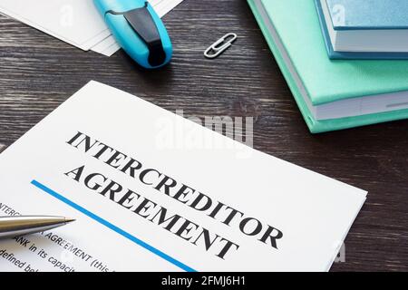 Formular für die Interkreditorenvereinbarung zum Lesen von Papieren und Markern. Stockfoto
