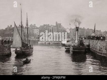 Eine Ansicht von kleinen Schiffen aus dem späten 19. Jahrhundert im Hafen von Bridlington, im East Riding of Yorkshire, England. Die Stadt war ursprünglich zwei Siedlungen: Die Altstadt etwa 1.6 km landeinwärts und das Quay-Gebiet, wo der moderne Hafen liegt. Im Jahr 1837 ermöglichte ein Gesetz des Parlaments, die hölzernen Pfeiler durch zwei steinerne Pfeiler im Norden und Süden zu ersetzen. Außer Landefischen wurde der Hafen für den Transport von Mais genutzt, und es gab Mühlen in der Stadt, um ihn zu mahlen. Stockfoto