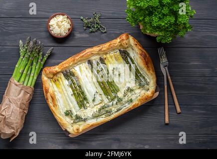 Blätterteigkuchen mit grünem und weißem Spargel und Parmesankäse. Gesunde Ernährung. Draufsicht. Stockfoto