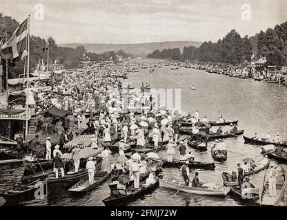 Ein Blick aus dem späten 19. Jahrhundert auf viele Zuschauer, die während der Henley Royal Regatta (oder Henley Regatta, deren ursprünglicher Name vor der königlichen Schirmherrschaft stand) die Ufer der Themse säumen, eine Ruderveranstaltung, die jährlich auf dem Fluss in der Stadt Henley-on-Thames, Oxfordshire, England, stattfindet. Sie wurde am 26. März 1839 gegründet und wurde 1851, als Prinz Albert Schirmherr der Regatta wurde, "Royal". Stockfoto