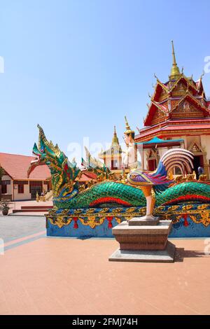 Statuen von Kinnaris und Schlangen-Nagas in der Nähe des Pavillons in Pulau Tikus, thai-buddhistischer Tempel (Wat Chayamangkalaram), berühmte Touristenattraktion in George Stockfoto