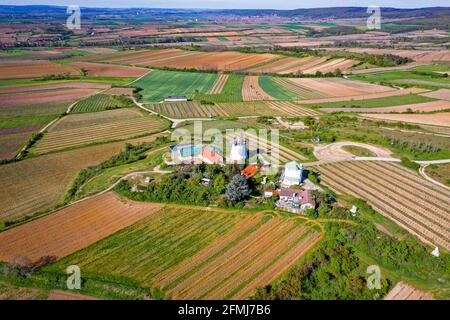 Niederösterreich Windmühle von Retz im Weinviertel. Landschaftlich reizvolle Landschaft mit Feldern und Landwirtschaft in Österreich, Europa. Stockfoto