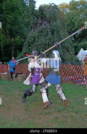 Re-enactors in mittelalterlicher Tracht nehmen an einem mittelalterlichen Turnier beim Fort Tryon Park Medieval Festival, New York, September 2007 Teil Stockfoto