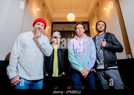 Berlin, Deutschland. Mai 2021. Die Band Culcha Candela bestehend aus Mateo Jasik (l-r), Don Cali, Chino con Estilo und Johnny Strange (richtiger Name John Magiriba Lwanga) steht vor einem Interview mit der Deutschen Presseagentur in einem Hauseingang. (To dpa 'Culcha Candela to #allesdichtmachen: Don't Fall into 'Hate culture') Quelle: Christoph Soeder/dpa/Alamy Live News Stockfoto