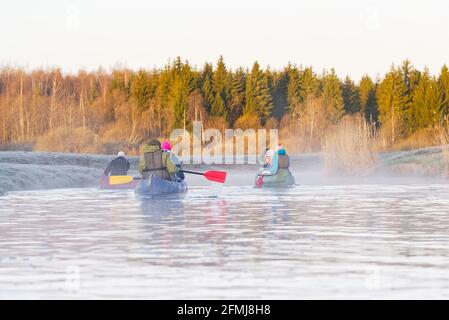 Familie Kanufahren auf dem Fluss am frühen Morgen. Gemeinsame Zeitvertreib, Unterhaltung, Erholung im Freien, Bekanntschaft mit der Natur. Familienzeit Stockfoto