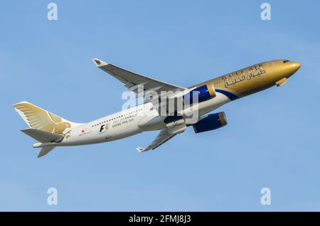 Gulf Air Airbus A330 Jet-Linienflugzeug A9C-KD steigt nach dem Start vom Flughafen London Heathrow, Großbritannien, in blauem Himmel an. Sonderangebot zum Großen Preis von Bahrain Stockfoto