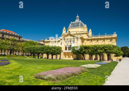 Zagreb, Kroatien, Kunstgalerie und Blumen im Vordergrund, schöner Frühlingstag Stockfoto