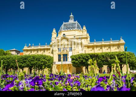 Zagreb, Kroatien, Kunstgalerie und Blumen im Vordergrund, schöner Frühlingstag Stockfoto