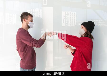 Begrüßung mit Handschlag. Alternative Handshakes. Grußansage zur ersten Kollision. Menschen begrüßen während der COVID-19-Pandemie Stockfoto