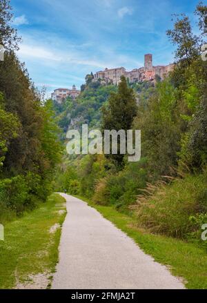 Gole del Nera (Narni, Italien) - die alte Eisenbahn, die in einen Radweg umgewandelt wurde, mit den eindrucksvollen Wahrzeichen des mittelalterlichen Dorfes Stifone, Umbrien Stockfoto