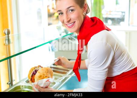 Döner - freundliche Verkäufer in ein türkisches Fast-Food-lokal, mit einem frisch zubereiteten Pita-Brot oder kebab Stockfoto